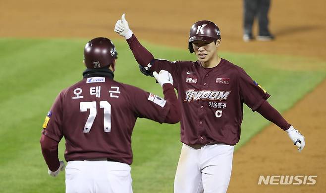 [서울=뉴시스] 이영환 기자 = 20일 오후 서울 송파구 잠실야구장에서 열린 2021 KBO리그 키움 히어로즈와 LG 트윈스의 경기,  5회초 1사 2,3루에서 키움 김혜성이 2타점 안타를 날린 후 기뻐하고 있다. 2021.10.20. 20hwan@newsis.com