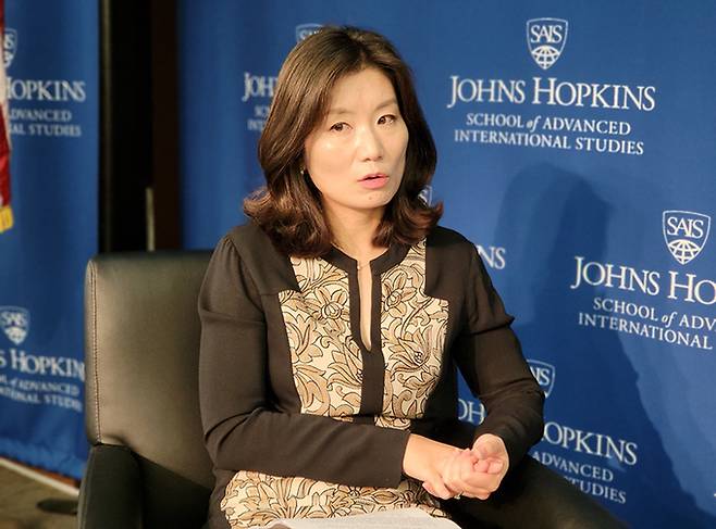 오미연 미국 싱크탱크 애틀랜틱카운슬 국장이 지난 14일 워싱턴 존스홉킨스대 국제대학원(SAIS)에서 세계일보와 인터뷰를 하며 조 바이든 행정부의 경제·안보 정책 등에 대해 설명하고 있다. 존스홉킨스대 국제대학원 제공