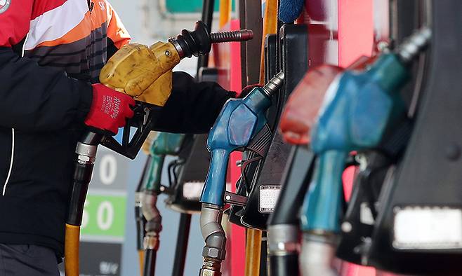 기름값이 7년 만에 최고치를 기록하면서 유류세 인하로 국민 부담을 줄여야 한다는 목소리가 커지고 있다. 사진은 20일 서울 시내 한 주유소의 모습. 뉴스1