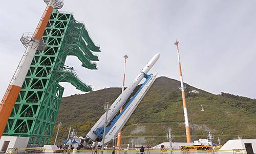 한국형 발사체 누리호(KSLV-II)가 20일 전남 고흥군 나로우주센터 제2발사대에 기립 되고 있다. 한국항공우주연구원 제공