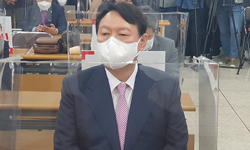국민의힘 대선 경선주자인 윤석열 전 검찰총장이 20일 대구시 수성구 범어동 국민의힘 대구시당에서 열린 대구시선거대책본부 발대식에 참석해 자리에 앉아 있다. 뉴시스