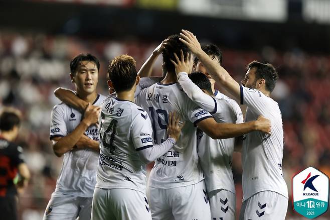 지난 9월 포항 원정 동해안 더비에서 울산 현대 선수들이 선제골을 넣은 오세훈에게 축하 인사를 건네고 있다. 한국프로축구연맹 제공