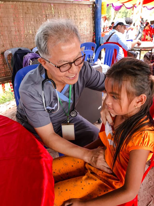 김우정(왼쪽) 헤브론의료원장이 캄보디아 현지 환자를 진료하고 있다. /사진 제공=아산사회복지재단