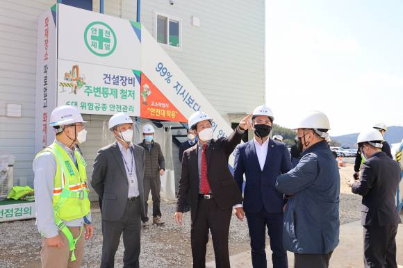 장상수 대구시의회 의장이 19일 국가정보자원관리원 대구센터 건립 현장을 방문, 사업 진행 상황을 점검하고 있다. ⓒ대구시의회 제공