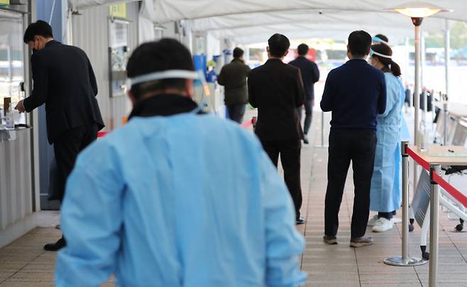 20일 서울시 서울광장 임시선별진료소에서 코로나19 검사를 받는 시민들 모습. 연합뉴스