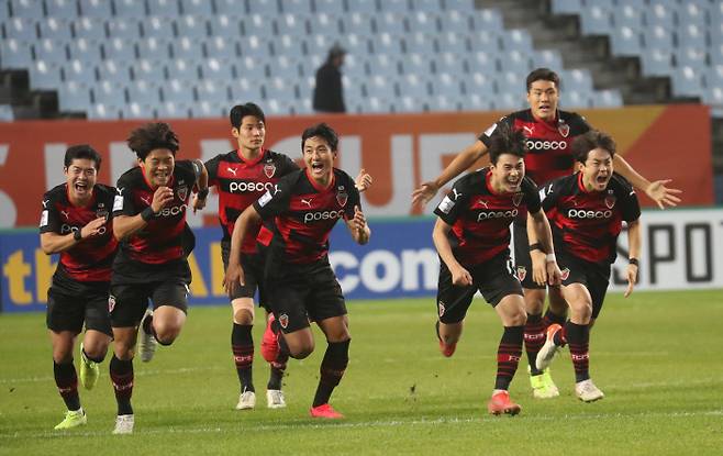 20일 오후 전북 전주월드컵경기장에서 열린 아시아축구연맹(AFC) 챔피언스리그(ACL) 준결승전에서 울산을 승부차기로 누르고 승리가 확정되자 포항 선수들이 환호하고 있다. 연합뉴스