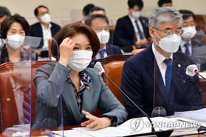 답변하는 한정애 환경부 장관 (서울=연합뉴스) 하사헌 기자 = 20일 국회에서 열린 환경노동위원회의 환경부·기상청 종합국감에서 한정애 환경부 장관이 의원 질의에 답변하고 있다. 2021.10.20 [국회사진기자단] toadboy@yna.co.kr