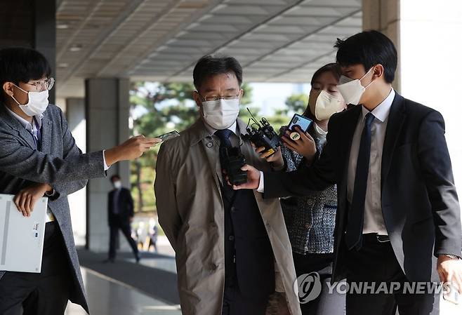 질문 받는 김만배 (서울=연합뉴스) 이지은 기자 = 화천대유 대주주 김만배씨가 20일 오후 서울 서초구 서울중앙지검에 재소환돼 출석하고 있다. 2021.10.20 jieunlee@yna.co.kr