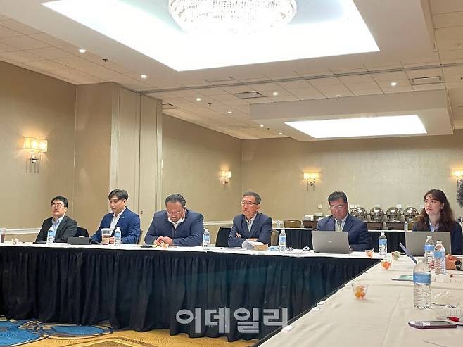 조도현 엔지켐생명과학 미국법인 대표(왼쪽 세번째)를 비롯한 경영진이 19일(현지시간) 미국 뉴저지주 티넥 매리어트호텔에서 뉴욕특파원단과 간담회를 하고 있다. (사진=엔지켐 제공)