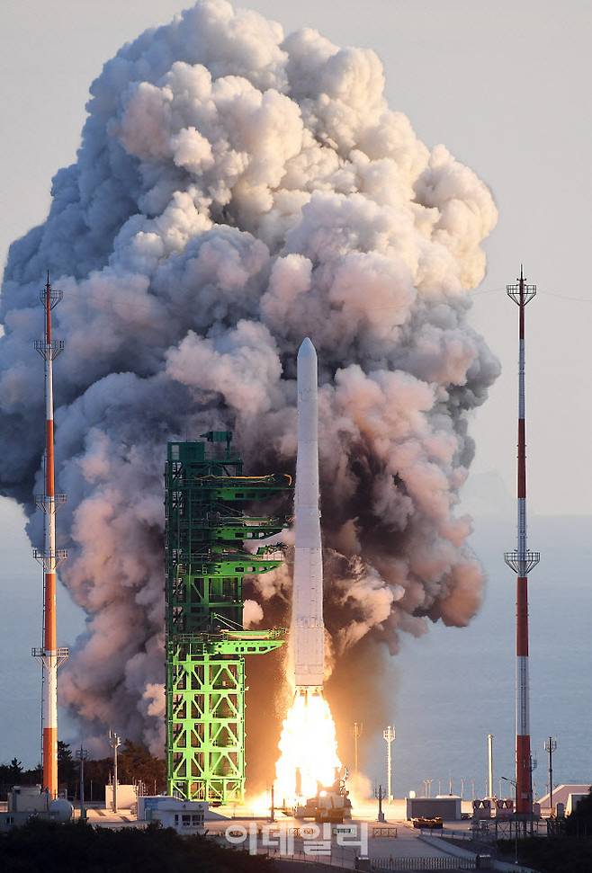 [사진공동취재단] 한국형 발사체 누리호(KSLV-ll)가 21일 고흥군 나로우주센터 제2발사대에서 화염을 내뿜으며 힘차게 날아오르고 있다. 누리호는 1.5t급 실용위성을 지구저궤도(600~800km)에 투입하기 위해 만들어진 3단 발사체이며 엔진 설계에서부터 제작, 시험, 발사 운용까지 모두 국내 기술로 완성한 최초의 국산 발사체이다.