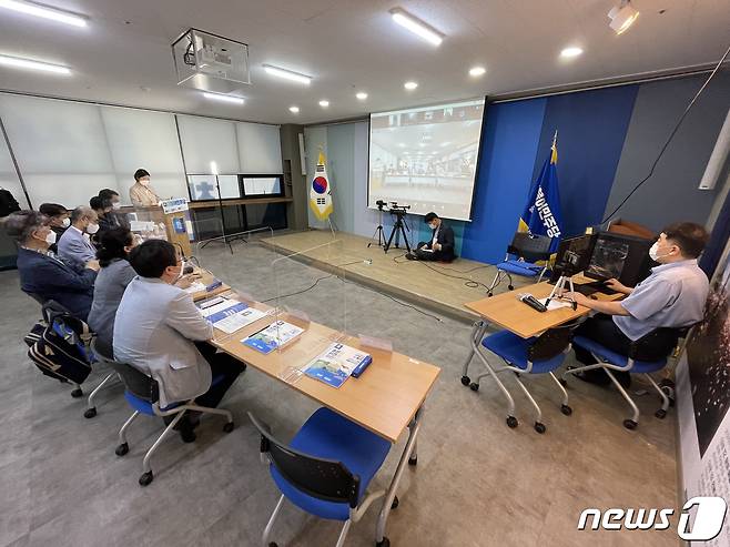 지난 6월 16일 더불어민주당 울산시당 민주홀에서 열린 '2021 전국순회 정책엑스포 in 울산, 울산의 비전을 제안하다'. 민주홀 현장과 줌 화상회의를 결합해 온·오프라인 방식으로 진행된 이날 엑스포는 내년 대선 대비 울산 비전 및 정책 공약을 개발하기 위해 마련됐다. 2021.6.16/뉴스1 © News1 이윤기 기자