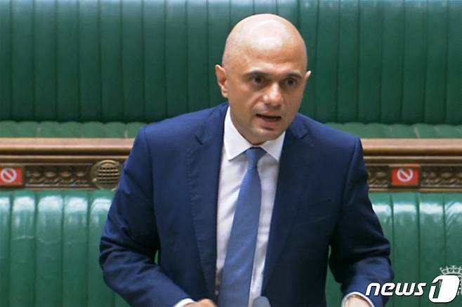 사지드 자비드(사진) 영국 보건장관은 "계절성 바이러스가 유행하는 겨울이 되면 하루 10만 명까지 확진자 수가 치솟을 수 있지만, 위드코로나가 아닌 플랜비는 현 시점에서 실시하지 않을 것"이라고 밝혔다.. © AFP=뉴스1