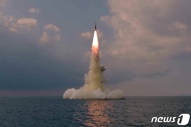(평양 노동신문=뉴스1) = 북한이 지난 19일 '신형 잠수함발사탄도탄(SLBM)'을 시험발사했다. [국내에서만 사용가능. 재배포 금지. DB 금지. For Use Only in the Republic of Korea. Redistribution Prohibited] rodongphoto@news1.kr