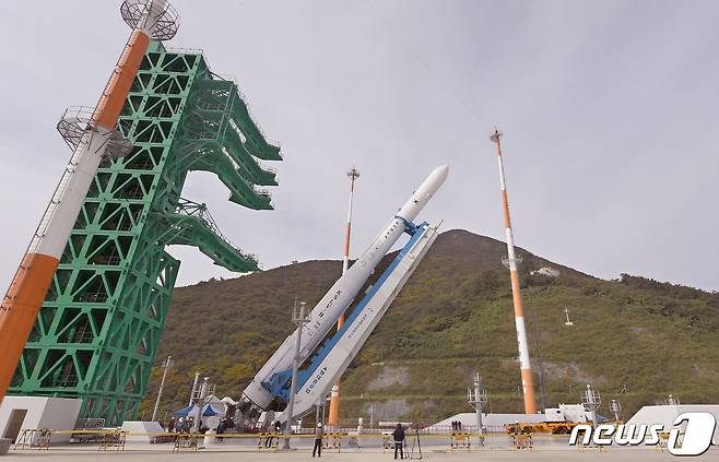 순수 우리기술로 만들어진 '한국형 발사체' 누리호가 발사 하루 전인 20일 오전 전남 고흥군 나로우주센터 제2발사대에 기립되고 있다. 누리호는 길이 47.2m에 200톤 규모로, 3단으로 구성되어 있다. 가장 아래 있는 1단에는 75톤급 엔진이 묶음으로 4개, 2단에는 1개, 3단에는 7톤급 엔진이 1개 들어간다. 총 연료 56.5톤과 산화제 126톤이 연소하며 최대 1500㎏의 물체를 고도 600~800km 궤도에 올릴 수 있는 성능을 지녔다. (한국항공우주연구원 제공) 2021.10.20/뉴스1