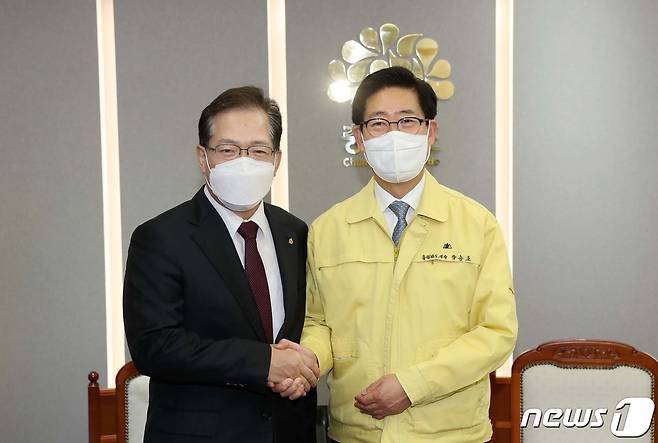 우재봉 한국소방안전원장(왼쪽)이 양승조 충남지사를 접견하고 있다.(충남도 제공).© 뉴스1