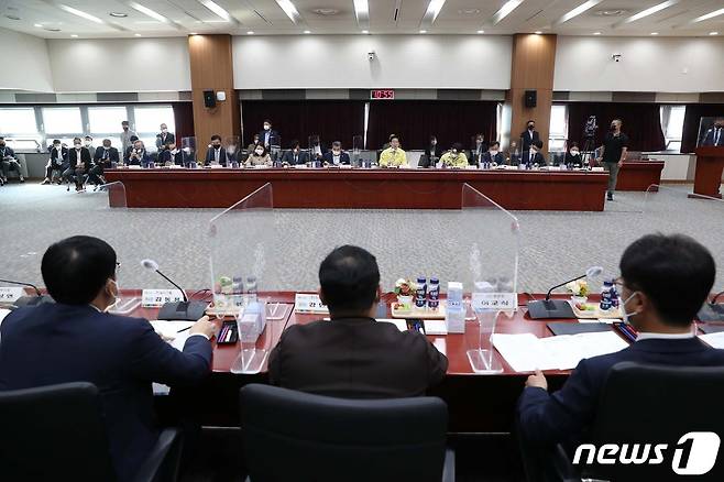 양승조 지사는 21일 도청 대회의실에서 김동일 보령시장 등 5개 시·군 단체장, 김승기 그루비코스메틱 회장을 비롯한 14개 기업 대표와 투자협약(MOU)을 체결했다.(충남도 제공).© 뉴스1