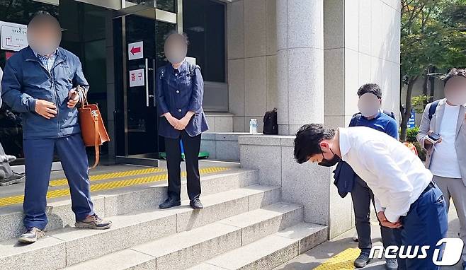 지난 6월8일 오후 제주지방법원 형사1단독(심병직 부장판사) 심리로 교통사고 처리 특례법 위반(치사) 등의 혐의로 구속 기소된 A씨(41·대구)와 도로교통법 위반 혐의로 기소된 B화물업체에 대한 첫 공판이 열렸다. 공판이 끝난 뒤 법원 앞으로 나온 B화물업체 대표이사가 피해자 유족들의 항의 속에 허리 숙여 사과하고 있다. 사고 발생 64일 만이다.2021.6.8/뉴스1 © 뉴스1 오미란 기자