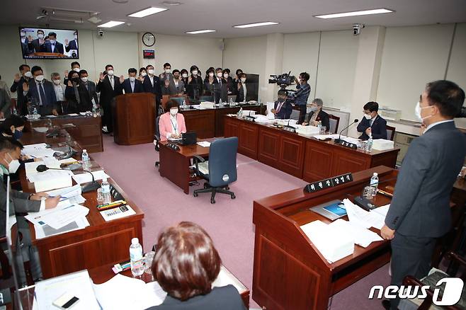 제주특별자치도의회 보건복지안전위원회(위원장 양영식)는 21일 제399회 임시회 회의를 열고 행정사무감사를 하고 있다.(제주도의회 제공)2021.10.21/뉴스1© 뉴스1