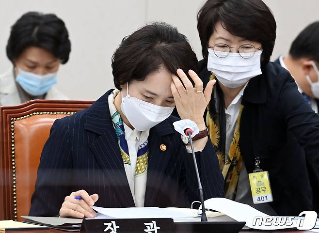 유은혜 부총리 겸 교육부 장관이 21일 서울 여의도 국회에서 열린 교육위원회의 교육부와 소속·공공·유관기관 등에 대한 국정감사에서 자료를 살피고 있다. /뉴스1 © News1 구윤성 기자