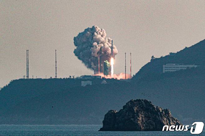 '한국형 발사체' 누리호가 21일 오후 전남 고흥군 나로우주센터에서 발사되고 있다. 1.5t급 실용위성을 지구저궤도(600~800km)에 투입하기 위해 만들어진 누리호는 길이 47.2m에 200톤 규모로, 엔진 설계와 제작, 시험과 발사 운용까지 모두 국내 기술로 완성됐다. 2021.10.21/뉴스1 © News1 성동훈 기자