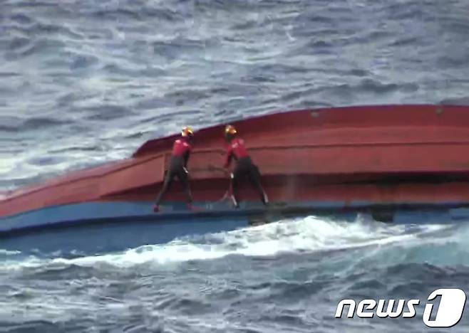 21일 날이 밝자 독도 사고 선박 선체 진입 시도하는 해경.(동해해양경찰청 제공) 2021.10.21/뉴스1