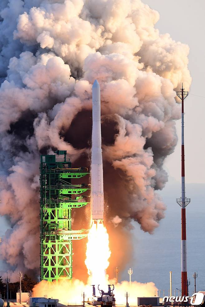 21일 전남 고흥군 나로우주센터 제2발사대에서 한국형 발사체 누리호(KSLV-ll)가 발사되고 있다. 1.5t급 실용위성을 지구저궤도(600~800km)에 투입하기 위해 만들어진 누리호는 길이 47.2m에 200톤 규모로, 엔진 설계와 제작, 시험과 발사 운용까지 모두 국내 기술로 완성됐다. (한국항공우주연구원 제공) 2021.10.21/뉴스1