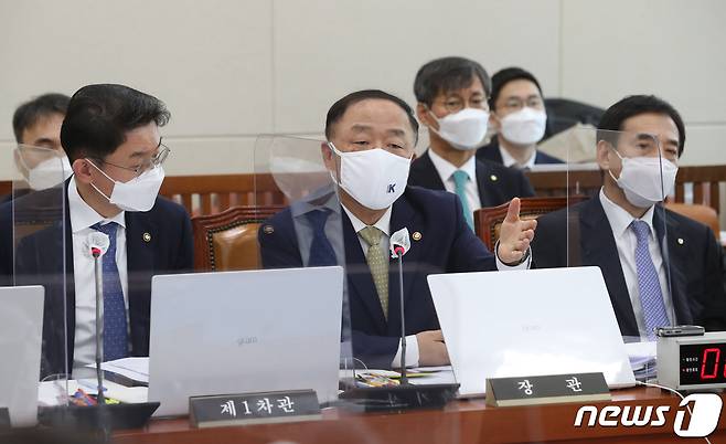 홍남기 부총리 겸 기획재정부 장관이 21일 오전 서울 여의도 국회에서 열린 기획재정위원회의 기획재정부·한국은행 등에 대한 종합감사에 출석해 의원들의 질의에 답변하고 있다. 2021.10.21/뉴스1 © News1 구윤성 기자