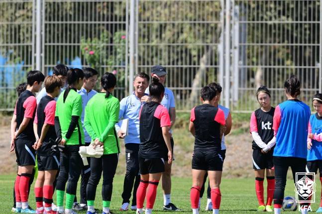 콜린 벨 감독과 여자대표팀 선수들.제공 | 대한축구협회