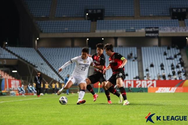 울산 현대 김태환(왼쪽)이 포항 스틸러스전에서 임상협, 강상우와 볼다툼하고 있다. 제공 | 한국프로축구연맹