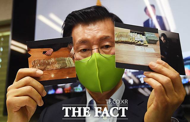 이재명 더불어민주당 대선 후보의 '조폭연루설'을 제기한 장영하 변호사가 20일 오후 경기도 성남시의 한 법무법인 사무실에서 제보자 박철민 씨의 사실확인서 등을 신뢰하는 이유를 밝히는 기자회견을 하고 있다. /성남=이새롬 기자