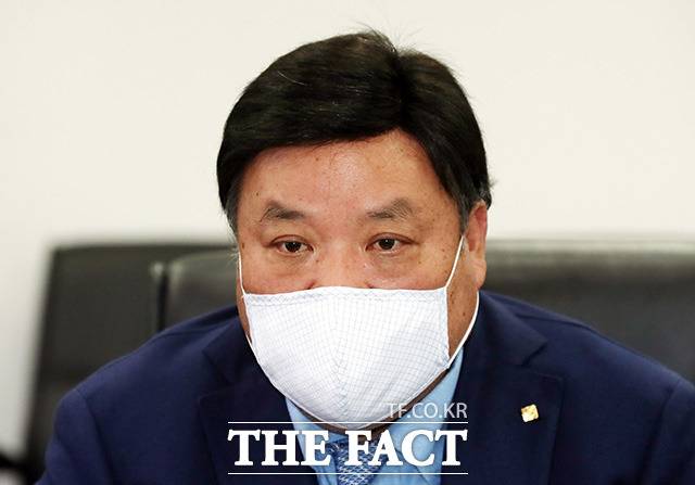 셀트리온 주가가 고전을 면치 못하는 가운데 서정진 명예회장을 향해 개인 투자자들의 비판이 쏠리고 있다. /더팩트 DB