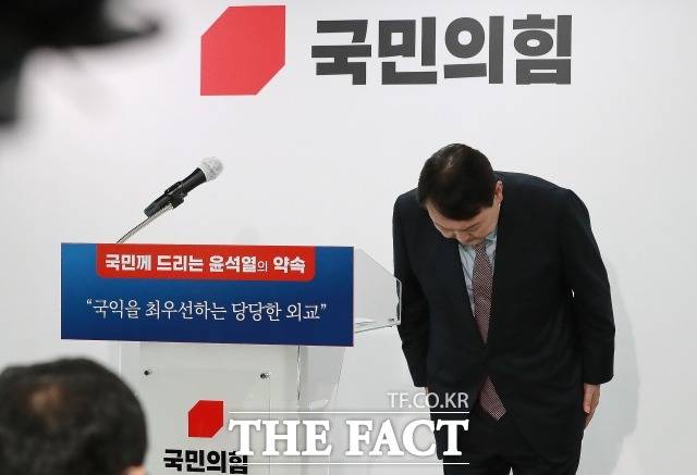 국민의힘 대선 주자 윤석열 전 검찰총장이 논란의 전두환 씨 관련 발언에 대해 "전두환 정권에 고통을 당하신 분들께 송구하다"고 21일 사과했다. 지난 19일 부산에서 전 씨와 관련해 발언한 지 3일 만이다. /남윤호 기자