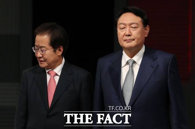 홍준표 국민의힘 대선 경선 후보는 윤 전 총장의 사과에도 "제가 당대표였다면 제명 감"이라고 비판했다. 지난 15일 국민의힘 대선 경선후보 일대일 맞수토론 당시 홍 후보와 윤 후보. /국회사진취재단