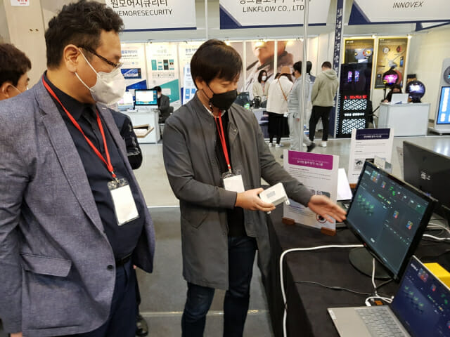 지슨이 인천 송도컨벤시아에서 열린 제3회 국제치안산업박람회 부스에서 공개한 상시형 몰카 탐지 시스템. 지슨의 표정수 이사가 신제품 ALPHA-C 제품을 소개하고 있다