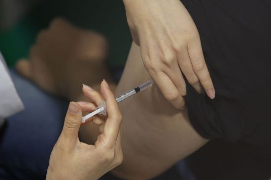 21일 오전 서울 서대문구 코로나19 예방접종센터에서 백신 접종을 하고 있다. [이미지출처=연합뉴스]