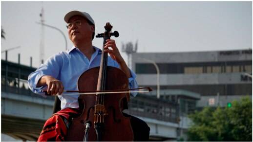 요요마가 2019년 4월 13일 텍사스 러레이도 트레스러레이도 공원에서 첼로를 연주했다.