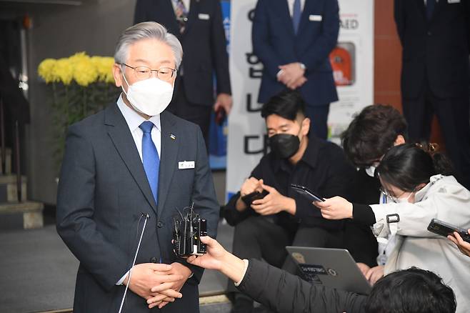 더불어민주당 대선 후보인 이재명 경기도지사가 20일 경기도 수원시 경기도청에서 열린 국회 국토교통위원회의 경기도에 대한 국정감사를 마친 후 취재진 질문에 답하고 있다./국회사진기자단