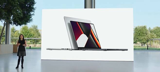 지난 18일 애플 행사에서 진행자가 신형 맥북 프로를 설명하고 있다. 14인치와 16인치 디스플레이 모델이 제공된다. /애플 동영상 캡처