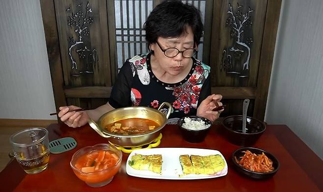 '집밥 할머니' 유튜브 영상 캡처.