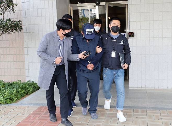 현장실습생에게 따개비 작업을 위해 잠수를 시켜 숨지게 한 혐의(업무상 과실치사)를 받는 요트 업체 대표 A씨가 21일 오후 전남 순천시 광주지법 순천지원에서 열린 영장실질심사를 마친 뒤 해경 관계자들에 의해 호송차로 이송되고 있다. /연합뉴스