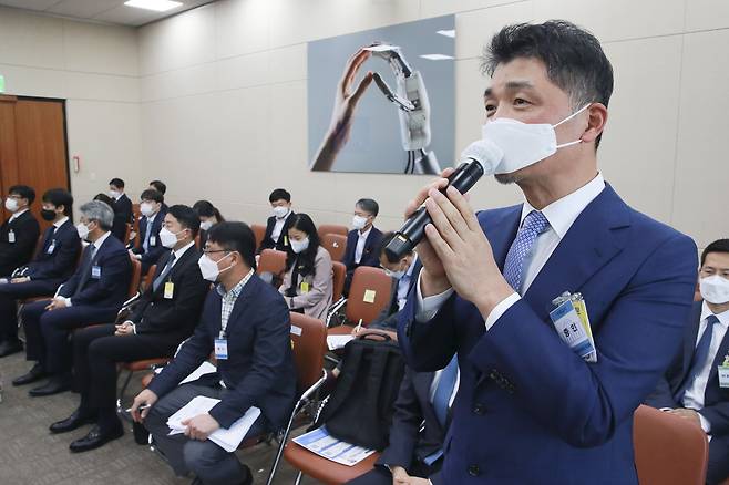 김범수 카카오 의장이 21일 오후 서울 여의도 국회에서 열린 과학기술정보방송통신위원회의 방송통신위원회 소관 감사 대상기관 종합감사에 출석, 의원 질의에 답변하고 있다. /연합뉴스