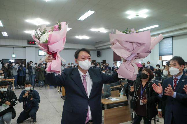 국민의힘 대선경선 후보인 윤석열 전 검찰총장이 20일 국민의힘 대구시당에서 대구 선대위 임명장 수여식을 마친 후 꽃다발을 들고 있다. ⓒ윤석열캠프