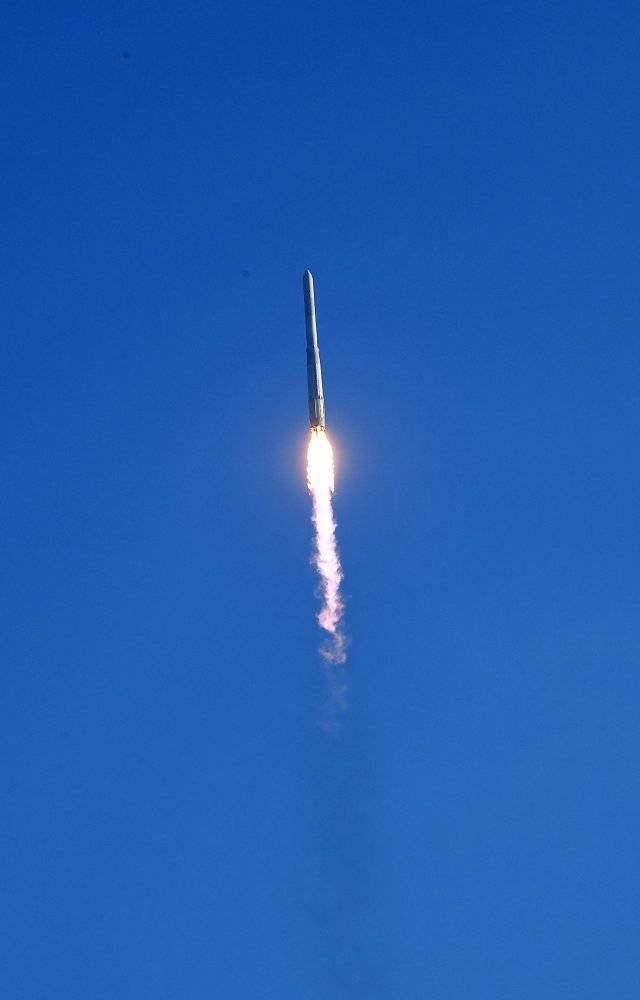 우주를 향해 힘차게 날고 있는 누리호