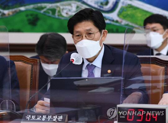 노형욱 국토교통부 장관이 21일 국회에서 열린 국토교통위원회의 국토교통부 종합감사에서 의원들의 질의에 답변하고 있다. 연합뉴스