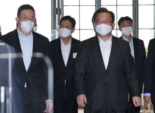 김부겸(맨 앞 오른쪽) 국무총리와 구광모(맨 앞 왼쪽) LG그룹 회장이 21일 서울시 마곡 LG사이언스파크에서 열린 '청년희망ON' 행사에 참석하고 있다. 연합뉴스