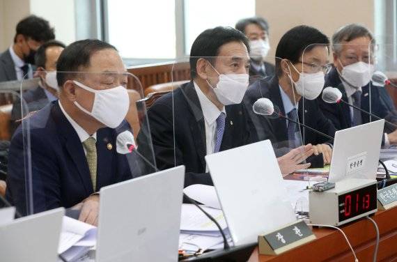 이주열 한국은행 총재가 21일 오전 서울 여의도 국회에서 열린 기획재정위원회의 기획재정부, 한국은행 등에 대한 종합감사에 출석해 의원들의 질의에 답변하고 있다. 사진=뉴스1화상