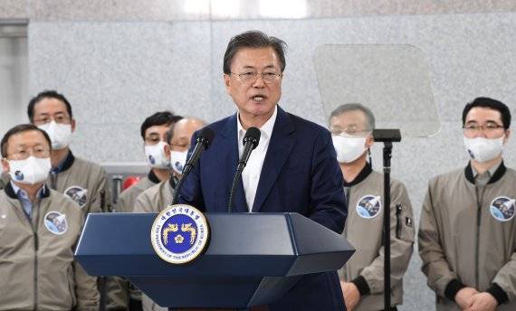[고흥=뉴시스] 전진환 기자 = 문재인 대통령이 21일 오후 한국형 발사체 '누리호(KSLV-2)'의 발사 참관을 마치고 전남 고흥 나로우주센터 발사통제동에서 대국민 메시지를 발표하고 있다. 2021.10.21. amin2@newsis.com /사진=뉴시스
