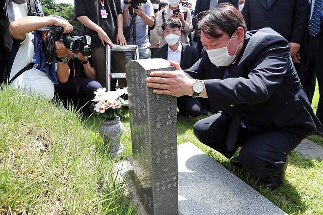 윤석열 전 검찰총장이 지난 7월17일 오전 광주 북구 국립 5·18민주묘지에서 열사 묘역을 참배하고 있다. 연합뉴스