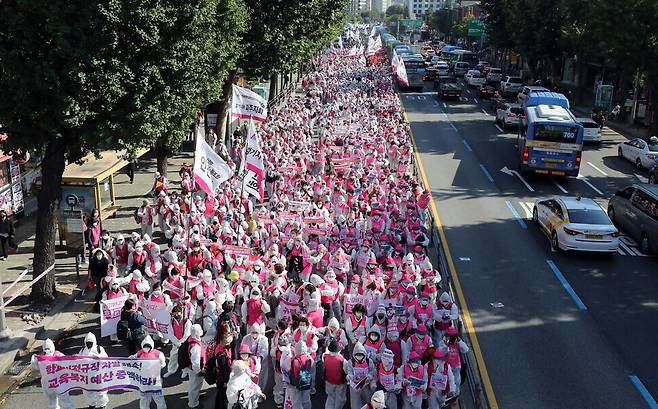 KCTU unionists taking part in the general strike on Wednesday afternoon gathered near Seodaemun Station in Seoul and began their march. (Yoon Woon-sik/The Hankyoreh)