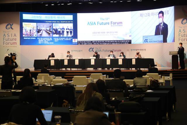 21일 오전 서울 중구 대한상공회의소 국제회의장에서 ‘공존을 위한 대전환: 함께 만드는 미래’를 주제로 열린 제12회 아시아미래포럼 둘째날 첫 세션 ‘시민과 함께하는 사회적 경제’에서 권익현 전북 부안군수가 토론하고 있다. 왼쪽부터 강민수 한국사회적경제연대회의 정책기획위원장, 이 의헌 사단법인 점프 대표, 송경용 한국사회가치연대기금 이사장, 이동진 서울 도봉구청장, 김보라 경기 안성시장, 정원각 경남 사회적경제통합지원센터장. 김태형 기자 xogud555@hani.co.kr